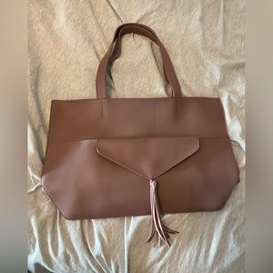 Tote bag with removable clutch